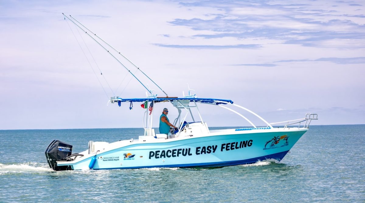 Peaceful Easy Feeling, súper panga de 32 pies de Ol' Salty's Ranch, navegando en la Bahía de Banderas