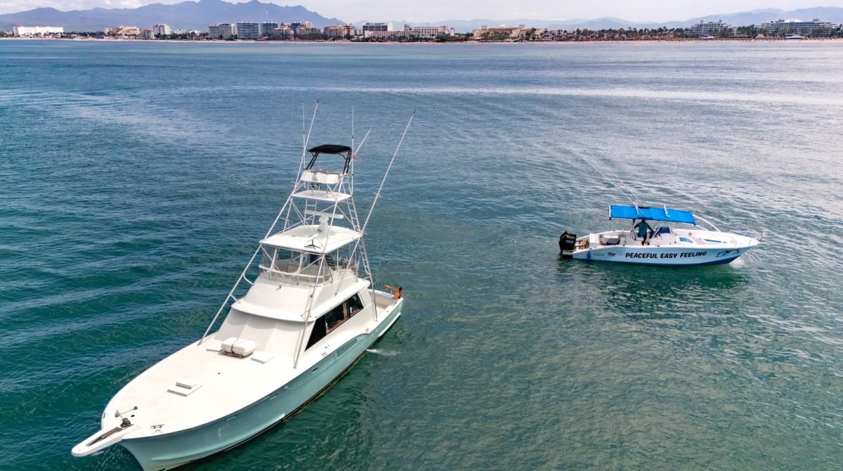 Los barcos Steel n Time y Peaceful Easy Feeling de Ol' Salty's Ranch vistos desde el aire frente a la zona hotelera de Nuevo Vallarta