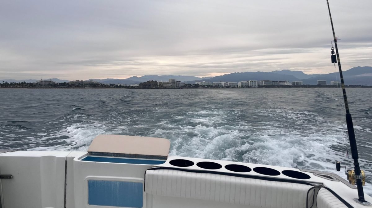 Estela de un barco de Ol' Salty's Ranch saliendo hacia la Bahía de Banderas con la costa de Nuevo Vallarta al fondo