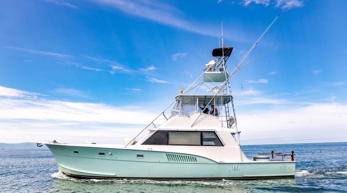 Steel n Time, yate Hatteras de 53 pies de Ol' Salty's Ranch, navegando bajo un cielo despejado