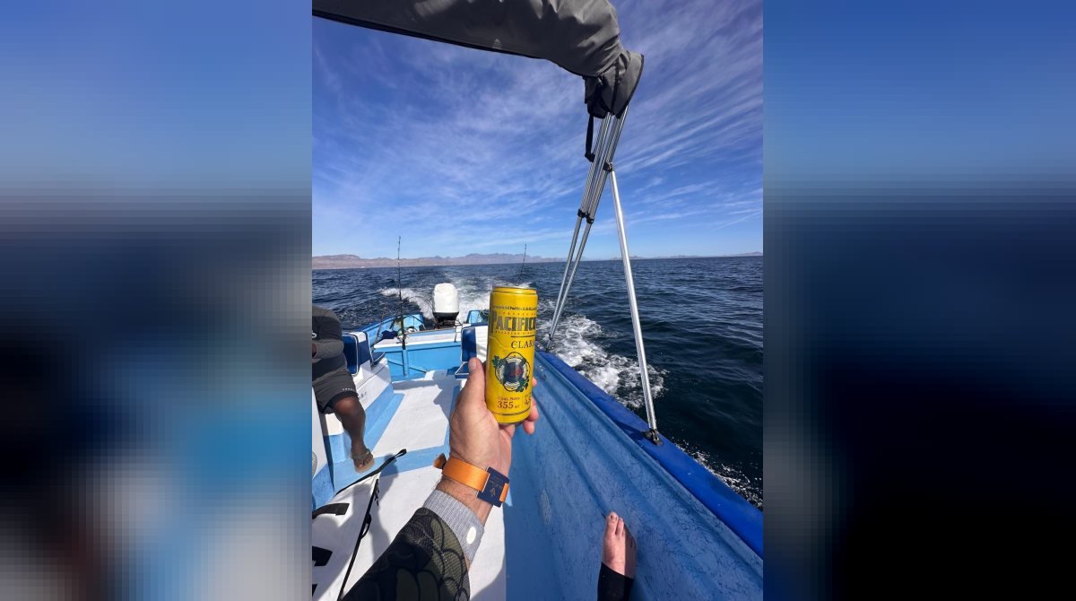 Una bebida fría en cubierta mientras la panga Loreto Star regresa a la marina de Loreto