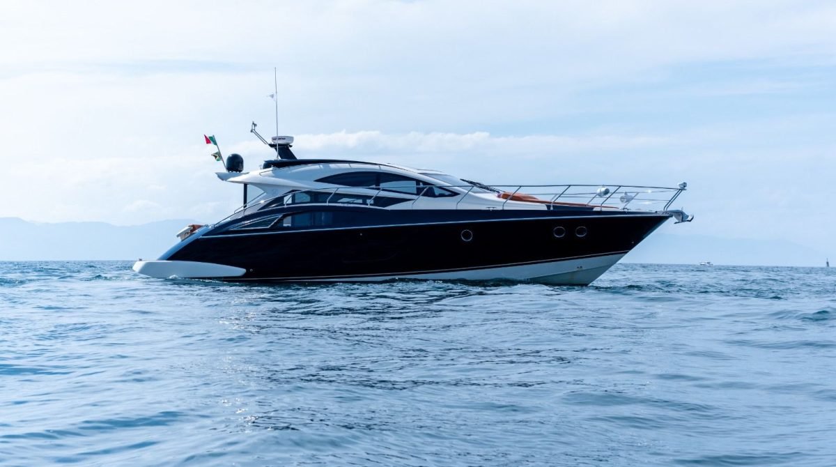 Yate Marquis 50 SC navegando en la Bahía de Banderas, ejemplo de renta de yates en Puerto Vallarta y Riviera Nayarit